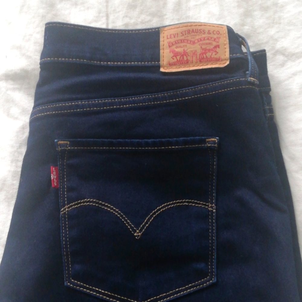 SOLDLevi's size 32 shaping skinny dark blue